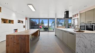 Soms kom je een woning tegen waar alles gewoon klopt. Geen grote verbouwingen, geen stress over energiefacturen, maar wel alle ruimte om je...