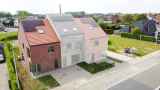 [[ DIT PAND NEEMT DEEL AAN DE ERA OPEN HUIZEN DAG OP 13/6 VAN 14:30 TOT 15:30 ]]
<p>In de rustige en tegelijk centrale Stijn Streuvelsstraat in Waregem bevindt zich deze <strong>moderne nieuwbouwwoning</strong> binnen het stijlvolle woonproject Hoogmolens. Dit kwalitatieve project omvat 14 energiezuinige woningen rond een gemeenschappelijk binnenplein van 700 m². Dankzij de <strong>vlotte verbinding naar de E17 en Expressweg</strong> geniet je hier van een perfecte mix tussen rust en bereikbaarheid. </p>

<p><strong>Over de woning</strong><br />Deze nieuwbouwwoning combineert duurzame technieken met kwalitatieve afwerking en een doordachte architectuur. De woning beschikt over 3 slaapkamers met uitbreidingsmogelijkheden op zolder. Met een uitzonderlijk E-peil, een lucht-water warmtepomp, vloerverwarming, zonnepanelen en ventilatiesysteem C+ is dit een uiterst energiezuinige en toekomstgerichte woning.</p>

<p><strong>Indeling</strong><br />Gelijkvloers: inkomhal met apart gastentoilet, ruime leefruimte met veel lichtinval, ingerichte keuken, praktische berging/wasplaats en aansluitend een aangelegde tuin.<br />Verdieping: nachthal, 3 ruime slaapkamers, badkamer met bad, douche en dubbel lavabomeubel, apart toilet.<br />Zolder: ruime zolderverdieping bereikbaar via vaste trap, perfect als extra slaapkamer, hobbyruimte of bureau.</p>

<p><strong>Kenmerken &amp;amp; troeven</strong></p>

<ul><li>Uitzonderlijk energiezuinig E-peil</li><li>Slaapkamers, nachthal en zolder worden zonder vloerafwerking opgeleverd, zodat je deze volledig naar eigen smaak en stijl kan personaliseren</li><li>Warmtepomp + zonnepanelen met vloerverwarming en ventiloconvectoren</li><li>Mogelijkheid tot extra kamers op zolder</li><li>Carports worden nog geplaatst</li><li>Mogelijkheid tot aankoop aan 6% btw onder voorwaarden</li></ul>