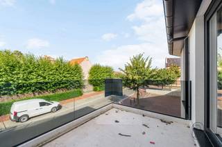 Luxueus wonen in het centrum van Spiere-Helkijn. Ontdek deze kleinschalige nieuwbouwresidentie met stijlvolle appartementen voorzien van de nieuwste technieken, een hoogwaardige afwerking en zonnige terrassen. Keuze uit appartementen met 1, 2 of 3 slaapkamers, met de mogelijkheid om een garage en/of staanplaats aan te kopen. Prijzen vanaf €160.000 excl. kosten.*De inrichting van de appartementen is gebeurd met AI.