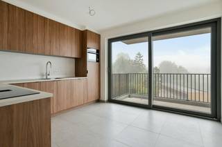Het appartement beschikt over een bewoonbare oppervlakte van 84m² en een ruim, aangenaam terras van 9m², ideaal om te genieten van rust en buitenruimte.<br /><br />De indeling is praktisch en doordacht:<br />- Een volledig uitgeruste keuken met toegang tot het terras (9m²)<br />- Lichtrijke leefruimte met grote raampartijen<br />- Eén volwaardige slaapkamer<br />- Een volledig uitgeruste badkamer<br />- Een praktische bergruimte<br />- Apart gastentoilet<br />- Mogelijkheid tot aankoop carport<br /><br />Dankzij de gunstige ligging heb je in het centrum van Bissegem alles binnen handbereik. Daarnaast bevindt Kortrijk zich op fietsafstand, terwijl ook de belangrijkste invalswegen vlot bereikbaar zijn. Dit maakt het appartement ideaal voor zowel eigen bewoning als investering.<br /><br />Aankoop mogelijk onder 6% BTW.<br /><br />Bent u op zoek naar een energiezuinig nieuwbouwappartement met terras? Dan is dit appartement in de residentie Greenscape zeker een bezoek waard.<br /><br />Neem contact op met één van onze makelaars Sarah (0493 25 46 80) of Michelle (0493 25 46 81).<br /><br />Deze AI-visualisaties zijn bedoeld als inspiratie. Er werd geen rekening gehouden met technische specificaties, stedenbouwkundige voorschriften of de concrete mogelijkheden tot realisatie.