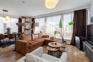 <p><span>Instapklaar hoekappartement (78 m²) met 1 slaapkamer en balkon in Antwerpen (2020)</span></p><p><span>Dit verzorgde hoekappartement biedt een centrale ligging met een uitstekende bereikbaarheid. De snelweg en belangrijke invalswegen bereik je in slechts enkele minuten, terwijl tram en bus zich letterlijk voor de deur bevinden. Ook de dorpscentra van Wilrijk en Hoboken liggen vlakbij en dankzij de verschillende velo-stations in de omgeving verplaats je je moeiteloos in alle richtingen.</span></p><p><span>Het appartement bevindt zich op de tweede verdieping van een verzorgd hoekgebouw met vier verdiepingen. Het dak werd in 2023 conform geïsoleerd en de vaste kosten bedragen €190 per maand. Hierin zijn onder meer de blokpolis, syndicus, het onderhoud en de elektriciteit van de gemeenschappelijke delen, het waterverbruik en de verwarming (met tussenmeters) inbegrepen.</span></p><p><span>In 2022 werd het appartement grondig gerenoveerd, wat resulteert in een gunstige EPC-score B. Het beschikt over conforme elektriciteit en PVC-ramen met dubbele beglazing.</span></p><p><span>Via de inkomhal bereik je alle ruimtes. De lichtrijke woonkamer van maar liefst 40 m² bevindt zich op de hoek van het gebouw en geniet dankzij de grote raampartijen van veel natuurlijke lichtinval. De aparte keuken van 9 m² is uitgerust met een kookvuur, dampkap, spoelbak, vaatwasser en ingebouwde oven. Aansluitend bevindt zich een gezellig balkon.</span></p><p><span>Verder beschikt het appartement over een ruime slaapkamer van 15 m² en een badkamer van 7 m², voorzien van een vrijstaand ligbad en een dubbel lavabomeubel. Het toilet is apart en ook is er nog een praktische berging aanwezig in het appartement. Daarbovenop beschik je over een privatieve kelderberging, ideaal als extra opslagruimte.</span></p><p><span>Ben je op zoek naar een instapklaar startersappartement met veel lichtinval, een gunstige energiescore en een uitstekende bereikbaarheid? Mis deze kans niet! Bewoonbare opp. 78 m² – ref.: bruto vloeropp. Voor meer info of een gratis schatting surf naar </span><span><span>www.hansimmo.be</span></span><span>.</span></p><p><span> </span></p>