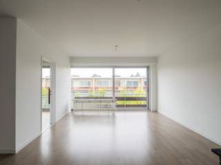 <p>Bezoek mogelijk na aanmaken huurdersprofiel: https://onid.mijnhuurprofiel.be/property/9159eee9-6387-40ab-9987-c9e087a694fb</p><p><br /></p><p>In de gegeerde Buizegemwijk in Edegem bevindt zich dit ruime appartement met twee slaapkamers. De ligging combineert het beste van twee werelden: rust en groen dankzij het nabijgelegen Park Romeinse Put, op slechts een korte wandelafstand en alle dagelijkse voorzieningen binnen handbereik. Het bruisende centrum van Edegem, met een ruim aanbod aan winkels, horecazaken en andere faciliteiten, ligt vlakbij. Een ideale locatie voor wie comfortabel wil wonen in een groene en goed bereikbare omgeving.</p>