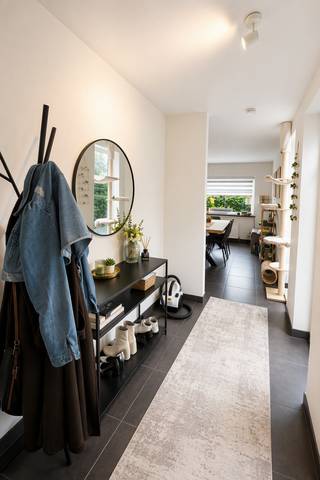 <p><span><strong>Gelijkvloers 2-slaapkamer appartement met garage te Mol-Achterbos.<br /><u><br />Een bezoek aanvragen kan eenvoudig via onze website: www.immodrie.be. Zoek het pand terug onder 'Te Huur' en selecteer vervolgens op de pagina de optie 'Bezoek aanvragen'. Omwille van de grote reeks aanvragen, worden verzoeken via Immoscoop of andere portaalsites niet verwerkt.</u></strong></span><br /><br />We starten in de inkomhal van het appartement. Hier is voldoende ruimte voorzien voor het plaatsen van een vestiairekast. Vanuit de inkomhal lopen we verder naar de aangename, open leefruimte.</p>
<p>De leefruimte biedt voldoende plaats voor zowel een gezellige zithoek als een eetkamer. Dankzij de open indeling vormt deze ruimte het centrale hart van het appartement.</p>
<p>Aansluitend bevindt zich de keuken, die voorzien is van alle hedendaagse comfort. De keuken beschikt over een vaatwasser, combi-oven, kookvuur en ingebouwde koelkast. Daarnaast is er voldoende opbergruimte aanwezig voor al je keukengerei en voorraad.</p>
<p>Achteraan het appartement bevinden zich de twee slaapkamers. De grote slaapkamer beschikt bovendien over een ingebouwde kastenwand, waardoor er heel wat extra opbergruimte beschikbaar is. De tweede slaapkamer kan naar eigen wens ingericht worden als slaapkamer, bureau of hobbyruimte.</p>
<p>De badkamer is uitgerust met een ligbad met douchearmatuur en een badkamermeubel met dubbele wastafel. Daarnaast beschikt het appartement over een apart toilet.</p>
<p>Verder is er een afzonderlijke berging aanwezig. Hier bevinden zich de technische voorzieningen en is er een aansluiting voorzien voor de wasmachine. Een praktische ruimte om voorraad, schoonmaakmateriaal en andere spullen netjes op te bergen.</p>
<p>Achteraan het appartement is er een verhard terras aanwezig met de mogelijkheid tot het creëren van beperkte doch gezellige groenzone.</p>
<p>Tot slot beschikt het appartement over een afgesloten garagebox, die inbegrepen is in de huurprijs.</p>