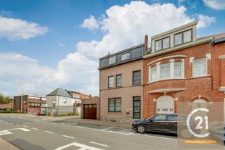 Century 21 Home Sweet Home presenteert u deze prachtige eengezinswoning van ongeveer 150 m², volledig gerenoveerd in 2020 en uitstekend onderhouden.<br /><br />Bij het binnenkomen ontdekt u een modern, stijlvol en warm interieur met aangename en functionele leefruimtes. De woning beschikt over drie ruime slaapkamers en een prachtige veranda die voor veel licht en extra charme zorgt, met directe toegang tot de tuin van ongeveer 35 m².<br /><br />Bij de renovatie werd bijzondere aandacht besteed aan kwaliteit en afwerking. Doorheen de hele woning werd gebruikgemaakt van kwalitatieve materialen en uitrustingen. Zowel het interieur als de gevel en het dak werden gerenoveerd.<br /><br />De woning beschikt bovendien over een EPC C en is volledig instapklaar, zonder bijkomende kosten of renovatiewerken.<br /><br />Dankzij de gunstige ligging geniet u van een vlotte verbinding met de belangrijkste autosnelwegen en bevinden winkels, scholen en openbaar vervoer zich in de nabije omgeving.<br /><br />Een moderne en comfortabele gezinswoning met ruime slaapkamers, een prachtige veranda en kwalitatieve afwerking, ideaal voor wie op zoek is naar een instapklare woning zonder renovatiewerken.
