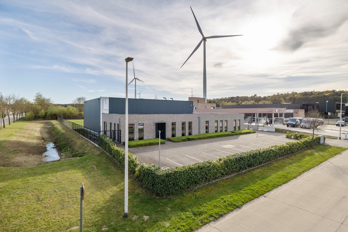 Bâtiment commercial moderne datant de 2016 de 680 m² avec entrepôt, bureaux et parking spacieux dans un emplacement privilégié à Dilsen-Stokkem. - photo 5