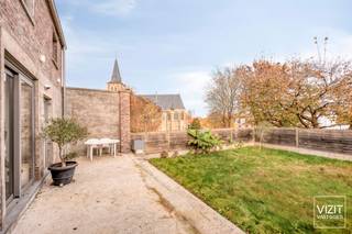 In het hart van Appelterre-Eichem, vlak bij winkels, scholen en het station, bevindt zich deze charmante woning met veel potentieel. Op...