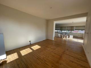 <div>
<p>AALST - Gerenoveerd duplexappartement vlakbij het centrum.<br /><br />Inschrijven voor het geplande bezoekmoment kan via onze website => www.immoderas.be<br /><br />Betreffend pand is gelegen in de nabijheid van verschillende kleinhandelszaken en openbaar vervoer. Het stadscentrum &amp; station zijn vlot te bereiken, evenals de E40.<br /><br />Dit appartement werd recentelijk gerenoveerd met duurzame en kwalitatieve materialen waarbij de authenticiteit van de woning bewaard is gebleven. Overigens omvat deze eigendom: inkomhal, gezellige woonkamer met geïntegreerde keuken (voorzien van alle comfort), bergruimte, nachthal, 2 slaapkamers, badkamer met design douche en zolderkamer. Beide slaapkamers werden uitgewerkt tot in de nok van het dak, wat een zéér aangename sfeer creëert! <br /><br />Het appartement werd deels herschilderd en is zonder meer instapklaar te noemen. Naast het appartement is er een staanplaats.<br /><br />Geen Algemene kosten.</p>
</div>