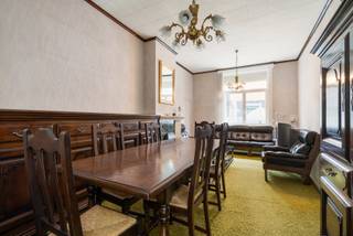 Cherchez-vous un projet de rénovation près du centre de Zottegem ? Ne cherchez plus ! Cette maison située au 1 Sint-Annastraat a tout ce que...