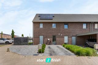 In een rustige, aangename woonwijk bevindt zich deze recente woning uit 2018. Dankzij het uitstekende EPC en de aanwezige zonnepanelen geniet u...