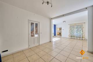 <p><span>Deze woning is gelegen op een ruim perceel van 59a50ca, omgeven door velden en weilanden en vlakbij het bos.</span></p><p><span> </span></p><p><span>Indeling gelijkvloers:</span><span> inkomhal, woonkamer, eetkamer, keuken, sas, badkamer, apart toilet, multifunctionele ruimte (berging, wasplaats, ...)</span></p><p><span> </span></p><p><span>Indeling verdieping:</span><span> nachthal, 3 slaapkamers. </span></p><p><span> </span></p><p><span>De woning beschikt tevens over een zolder voor extra bergruimte. </span></p><p><span> </span></p><p><span>Achter de woning bevindt zich een vrijstaande garage met zolder. </span></p><p><span> </span></p><p><span>Op het achterliggende weiland bevindt zich een paardenstal met 2 boxen. </span></p><p><span> </span></p><p><span>Troeven:</span></p><ul><li><span>Volledig op te frissen naar eigen smaak en behoeften</span></li><li><span>Perceel van 59a50ca, ideaal voor dieren- of natuurliefhebbers</span></li><li><span>Omgeven door velden en weilanden</span></li><li><span>Vlakbij het bos met diverse wandel-, fiets- en ruiterroutes</span></li><li><span>Unieke ligging</span></li></ul>