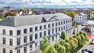 Dit appartement op de tweede verdieping van het prestigieuze Mercier-project combineert authentieke grandeur met hedendaags comfort. De royale plafondhoogtes en grote ramen zorgen voor een lichtrijke leefruimte waar je de hele dag door van natuurlijk licht geniet. Het ruime terras sluit naadloos aan bij de leefruimte en biedt een aangename buitenbeleving in het hart van Mechelen.<br /><br />Het appartement beschikt over drie volwaardige slaapkamers en een doordachte indeling die zowel comfort als functionaliteit garandeert. De afwerking gebeurt met oog voor detail en met hoogwaardige materialen, wat bijdraagt aan de exclusieve uitstraling.<br /><br />Dankzij geothermische verwarming en koeling, ventilatie type D en uitstekende isolatie behaalt dit appartement een A-label. Als eigenaar geniet je bovendien vijf jaar volledige vrijstelling van onroerende voorheffing. De oplevering is voorzien in juni 2026 en de verkoop gebeurt onder het registratiestelsel.<br /><br />Wonen in Mercier betekent kiezen voor een uniek appartement in een historisch pand op een toplocatie in Mechelen.<br />Plan je afspraak met onze nieuwbouwspecialist via onze website en ontdek Mercier zelf.