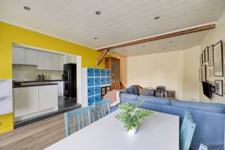 Ontdek deze charmante woning gelegen in het pittoreske Hoegaarden, waar comfort en stijl samenkomen. De woning is in 2006 gerenoveerd en is bereikbaar via een leuk voetwegje. De woning heeft een bewoonbaar oppervlakte van 127m². <br /><br />Bij binnenkomst in de woning wordt u direct verwelkomd in een lichte en ruime woonkamer, perfect voor gezellige avonden met vrienden en familie. De moderne keuken is van alle gemakken voorzien en biedt een ideale plek om culinaire hoogstandjes te bereiden.<br /><br />Met maar liefst drie slaapkamers is er voldoende ruimte. De slaapkamers zijn licht en luchtig, wat zorgt voor een aangename sfeer. De badkamer is functioneel ingericht en biedt alles wat u nodig heeft voor uw dagelijkse verzorging.<br /><br />De tuin is een ware oase van rust waar u kunt genieten van de zon in de late namiddag en de avond. Het terras is perfect voor barbecues en zomerse diners, terwijl de groene omgeving uitnodigt tot ontspanning.<br /><br />Met een EPC-waarde van 282 kWh/m² en energielabel C, is deze woning een duurzame keuze. Het dak is geïsoleerd en er is een nieuw condensatieketel van 2025. <br /><br />De locatie in Hoegaarden is top. <br /><br />Deze prachtige woning in Hoegaarden biedt een unieke kans voor wie op zoek is naar een instapklare, gerenoveerde woning met een fijne tuin en voldoende ruimte. Mis deze kans niet en plan snel een bezichtiging!<br /><br />Bel Luc van LED-ON-IMMO op het nummer 0479 73 76 94 of mail naar info@ledonimmo.be. Uw nieuwe thuis wacht op u ;)