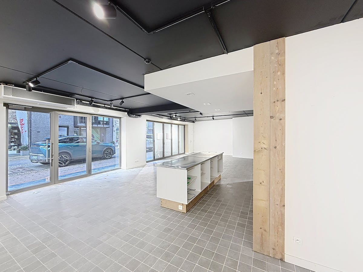 Commercieel gelegen handelspand met parking in hartje Veurne - foto 4
