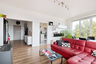 Dit verzorgde appartement, centraal gelegen, is ideaal voor wie op zoek is naar comfort en bereikbaarheid.De inkom brengt ons dadelijk in de...