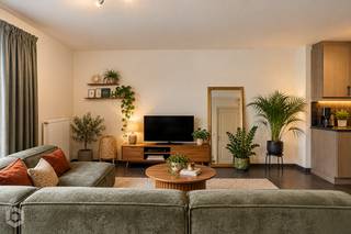 Op een uitstekende locatie te Hulshout bevindt zich dit prachtig appartement met 2 slaapkamers en een ruim terras. U bevindt zich hier vlakbij winkels, eet-en drankgelegenheden, scholen en het openbaar vervoer.<br /><br />We betreden het appartement via de inkomhal met apart gastentoilet. De ruime leefruimte geniet van veel lichtinval door de vele raampartijen. Hier kunt u een aparte eetplaats en een gezellige zithoek creëren. Van hieruit heeft u toegang tot het ruime, goed georiënteerde terras, waar u steeds kunt genieten van het mooie weer. De open en moderne keuken is mooi geïntegreerd in het geheel en is ingericht met kwalitatieve toestellen. Verder beschikt u nog over een aparte berging/wasruimte. De nachthal geeft ons toegang tot twee slaapkamers en de badkamer met dubbele lavabo, douche en ligbad. Achteraan het gebouw bevindt zich ook nog een aparte overdekte autostaanplaats. De gemeenschappelijke kosten bedragen € 30 per maand.<br /><br />Het appartement is beschikbaar vanaf 1/12/2026.<br /><br />U dient een bezoekaanvraag in te dienen via het zoekertje op onze website via de knop "vraag bezoek aan".<br /><br />Dit is een uitstekende opportuniteit als u op zoek bent naar een appartement met 2 slaapkamers en overdekte autostaanplaats op een uitstekende locatie. Contacteer ons alvast voor meer informatie of neem een kijkje op www.boonstravastgoed.be .<br /><br />Bijzonderheden:<br />- Ruim terras<br />- 2 slaapkamers<br />- Uitstekende locatie