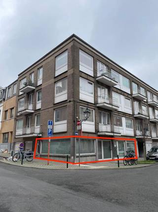 HOEKGELEGEN ENTITEIT MET COMMERCIEEL KARAKTER BESTAANDE UIT 5 RUIMTES MET 2 TOEGANGEN EN KELDER, . Deze voormalige dokterspraktijk met hoekligging...