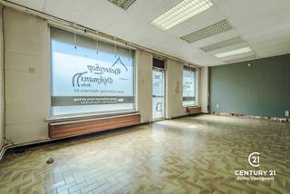 <p>Ruim handelshuis op toplocatie in hartje Oud-Turnhout!<br /><br />Deze commerciële ruimte biedt de unieke mogelijkheid om boven de zaak te wonen. Het pand is te renoveren, waardoor u het volledig naar eigen smaak en behoeften kunt inrichten.<br /><br />Met een magazijntje en garage is er al een mooie basis voor wonen en werken in het centrum van Oud-Turnhout. Voor wie meer ruimte zoekt, biedt het achtergelegen pand in de Pausenstraat een interessante uitbreiding, volledig aansluitend op dit eigendom.<br /><br />Veel mogelijkheden, volop potentieel – maak vandaag nog een afspraak en ontdek alles wat dit handelshuis te bieden heeft!</p>