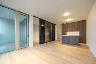 Eén van de iconische gebouwen die de skyline van Antwerpen vormen. <br /><br />Wonen in het centrum van de Stad, aan het vernieuwde operaplein, op de kroon van de Meir en luttele fietsminuten van het Zuid en het Eilandje.<br />Te midden van de Metropool Antwerpen: tussen mode en diamant, tussen "de Leien en de Kaaien", waar oud en nieuw samen komen, het hart van de stad is uw achtertuin. <br /><br />Duurzaamheid en kwaliteit vormen de bouwstenen van de Antwerp Tower. De gevel wordt gekenmerkt door middel van gepolijste betoncomponenten met witte marmergranulaten en lichtgouden raampartijen. Tijdloos elegent, stijlvol eigentijds. <br /><br />Een royale lobby leidt u naar de separate liften die toegang geven tot de bovenste penthouses. De Serenity appartementen zijn gelegen op de 22ste tot en met de 26ste verdieping. <span>Optimale luxueuze afwerking op maat, royale glaspartijen en een uitzonderlijk panoramisch zicht !<br /><br />Wonen in één van de meest iconische gebouwen van Antwerpen ! <br /><br /></span>