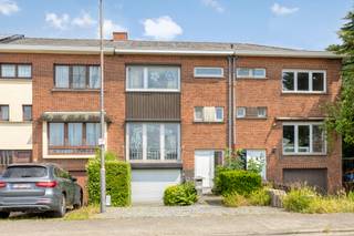 <p>Achter deze solide gevel uit 1962 schuilt een woning met verrassend veel ruimte en een warm, authentiek karakter, klaar voor een nieuwe toekomst.</p><p>Met een netto oppervlakte van 155 m², een diepe tuin en een praktische indeling is dit een plek waar je jouw woonideeën echt vorm kan geven.</p><p>Op het <strong>gelijkvloers </strong>kom je binnen in een functionele basis met garage, wasplaats en berging. De veranda vormt een zachte overgang naar de grote,</p><p>supergezellige tuin, waar groen, rust en privacy samenkomen.</p><p>De <strong>leefverdieping </strong>bevindt zich op de eerste verdieping en voelt licht en open aan. Hier vind je de leefruimte, de keuken en een apart toilet, met</p><p>voldoende mogelijkheden om alles naar je eigen smaak te vernieuwen.</p><p>Op de <strong>tweede verdieping </strong>zijn er drie volwaardige slaapkamers en een badkamer. </p><p>De <strong>zolder </strong>biedt extra bergruimte of potentieel voor wie verder wil denken.</p><p>Dankzij de betonnen structuur, het ontbreken van een renovatieverplichting en de aanwezigheid van een oprit voor extra parking, vormt deze woning</p><p>een ideale basis voor wie op zoek is naar een renovatieproject op een centrale ligging, vlak bij het station. Misschien is dit wel de plek waar jouw</p><p>plannen eindelijk een adres krijgen. Plan je bezoek in via onze website! </p>