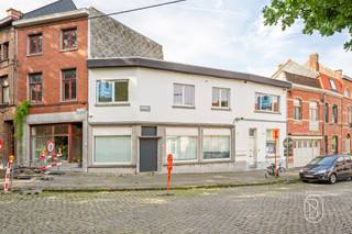 <p>Envie d'investir dans un emplacement de choix ? Cet immeuble de rapport situé au cœur de Courtrai attire tous les regards !</p><p>Le bâtiment comprend 3 logements indépendants et offre ainsi une belle opportunité aux investisseurs. Au rez-de-chaussée se trouvent 2 studios loués, chacun doté d’une chambre. Le premier étage abrite un appartement de 2 chambres rénové avec goût.</p><p>Grâce à son emplacement central au cœur animé de Courtrai, à proximité immédiate des commerces, des restaurants, des transports en commun et de toutes les commodités, ce bien bénéficie d’une forte attractivité locative.</p><p>Une offre globale attrayante pour ceux qui recherchent un bien de rendement prêt à l'emploi, générant plusieurs revenus locatifs dans un emplacement de choix !</p><p>Pour plus d'informations ou pour planifier votre visite, rendez-vous sur denis@immobeguin.be ou www.immobeguin.be</p>