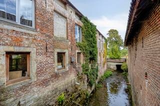 <p>Op zoek naar een woning met karakter, ruimte en een verhaal? Deze authentieke en bijzonder ruime <strong>molenaarswoning van ca. 400 m² bewoonbare oppervlakte</strong> biedt een unieke woonervaring op een prachtige locatie in Boutersem.<br />De woning is gelegen op een perceel van <strong>5a32</strong> en geniet van een vrij en rustgevend uitzicht over de omliggende weilanden. Tegelijk bevinden het <strong>station en een school zich op wandelafstand</strong>, waardoor ook de bereikbaarheid en dagelijkse voorzieningen uitstekend zijn.<br />Binnen vindt u een sfeervolle leefruimte met <strong>open haard</strong>, een open keuken en <strong>4 slaapkamers</strong>. Eén van de slaapkamers is momenteel ingericht als een <strong>volwaardige studio</strong>, ideaal voor gasten, een inwonend familielid of als extra leefruimte. Daarnaast beschikt de woning over een kelder en zolder, die heel wat extra mogelijkheden bieden.<br />Bij dit unieke eigendom <strong>hoort ook een authentieke molen, voorzien van een terras</strong>. Een uitzonderlijk gegeven dat dit pand een heel eigen karakter geeft.<br />Een unieke combinatie van <strong>authenticiteit, ruimte, rust en een bijzonder stukje erfgoed</strong>. Ideaal voor wie op zoek is naar een woning met karakter én potentieel.</p>