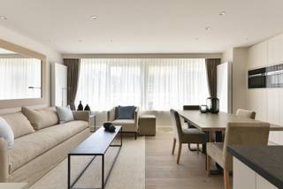 In het hart van het Zoute, vindt u dit stijlvol gerenoveerde appartement op de vierde verdieping. Dankzij het zijdelings zeezicht geniet u hier dagelijks van een rustige en aangename sfeer, op wandelafstand van de zee en het commerciële centrum.<br /><br />De inkomhal is voorzien van een vestiaire en gastentoilet. De lichtrijke leefruimte sluit aan op een open keuken, volledig uitgerust met hoogwaardige Miele-toestellen. De keuze voor warme, tijdloze materialen zorgt voor een elegante en kwalitatieve afwerking.<br /><br />Het appartement beschikt over twee slaapkamers, waaronder een ruime master bedroom met ingemaakte kasten en een tweede kamer die perfect dienst kan doen als logeerkamer of kinderkamer.<br /><br />De badkamer is voorzien van een inloopdouche en ingemaakte kast met aansluiting voor wasmachine en droogkast, discreet weggewerkt.<br /><br />Meubilair is inbegrepen.<br /><br />Mogelijkheid tot bijhuren van garagebox in res. Katelijne - Kustlaan 166 aan 185 EUR/maand<br /><br />HUURVOORWAARDEN: <br /><br />- bewijs 3 maanden huurwaarborg<br />- bewijs afsluiten verzekering <br />- bewijs betaling huurgelden<br />- maandelijkse provisie van 100 EUR die bovenop de huurprijs komt <br />- plaatsbeschrijving op gemene kosten (50%-50%) <br />- de huurder dient zelf in abonnementen inzake EGW en Telecom te voorzien<br />- zowel eerste verblijf als tweede verblijver is mogelijk <br />- tweede verblijf taks dient door de huurder betaald te worden (indien van toepassing)<br />- kan enkel in privénaam worden gehuurd<br />- kan gehuurd worden vanaf 1/01/2026 tot 30/06/2027 (18 maanden)