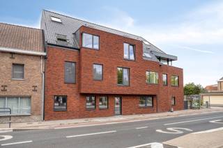 Een energiezuinig appartement met 2 slaapkamers en terras....<br /><br />In de nieuwe "Residentie Marcel" vinden we dit schitterend gelijkvloers appartement.<br />We komen in de hal met apart gastentoilet om verder te gaan naar de leefruimte. Hier komt zeer veel licht binnen door het grote schuifraam en de open keuken is voorzien van alle toestellen. <br />Verder is er nog een handige ruime berging, de 2 volwaardige slaapkamers en de badkamer met lavabomeubel en inloopdouche.<br />Via de living kunnen we naar het grote terras met een ideale west-oriëntatie. Van hieruit hebben we een zicht op de prachtige groene omgeving!<br />Er kan optioneel een overdekte autostaanplaats mee aangekocht worden. <br /><br />De verwarming is met een warmtepomp (verwarmen en koelen via de vloerverwarming).<br />Zeer energiezuinig appartement: E peil van 23.<br />Mogelijkheid tot aankoop onder 6 % BTW! <br />De locale aannemer werkt enkel met kwalitatieve, duurzame materialen en zorgt voor een nauwgezette oplevering en afwerking! <br /><br />We vinden dit appartement terug in het centrum van Rekkem met op wandelafstand de vele buurtwinkels, openbaar vervoer, horeca,....<br />Aan de overkant van de straat is er bovendien een ruime parking naast de kerk! <br /><br />Het appartement is helemaal geschilderd opgeleverd en is klaar voor haar eerste bewoners!