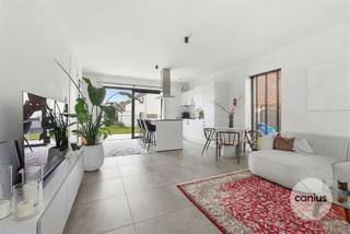 <p><span>ENERGIEZUINIGE OPEN BEBOUWING MET 3 SLKS</span></p><p><span> </span></p><p><span>In het rustige &amp; groene Munsterbilzen, deelgemeente van de stad Bilzen-Hoeselt treffen wij de verkaveling “Munstergaarde” aan. Wij bevinden ons op enkele minuten van het centrum van Bilzen waardoor lokale handelaars, supermarkten, scholen, … snel bereikbaar zijn. Leuk detail is de nabijheid van verschillende verbindingswegen waardoor deze woning ideaal is voor wie belang hecht aan vlotte verplaatsingen naar omliggende steden en gemeenten. </span></p><p><span> </span></p><p><span>Wij betreden de woning via de voordeur die ons toegang geeft tot de inkomhal. Hier treffen wij een gastentoilet met handspoelbakje aan. Via de inkomhal begeven wij ons naar de leefruimte met een volledig uitgeruste en open keuken die via het schuifraam toegang geeft tot het terras en de tuin. Ideaal is de berging gelegen naast de keuken. Deze doet enerzijds dienst als voorraadkamer en anderzijds als wasruimte. </span></p><p><span> </span></p><p><span>Nadat wij de benedenverdieping hebben ontdekt begeven wij ons via de trap in de leefruimte naar de eerste verdieping. Toegekomen op de nachthal krijgen wij toegang tot maar liefst drie slaapkamers waarvan één met toegang tot de bergzolder via het zolderluik. Als laatste ontdekken wij de volledig uitgeruste badkamer met een douche, een lavabomeubel en een tweede apart toilet. </span></p><p><span> </span></p><p><span>Troeven:<br />- Energiezuinige woning<br />- Onderhoudsvriendelijke tuin met terras<br />- Parkeergelegenheid aan de woning<br />- Aanwezigheid van nieuwste technieken zoals zonnepanelen, regenwaterrecuperatie, …</span></p><p><span> </span></p><p><span>KORT SAMENGEVAT</span><span>:</span></p><p><span>Vraagprijs: € 427.000,00</span></p><p><span>Verkoop onder registratierechten (2% of 12%)</span></p><p><span> </span></p><p><span>Op dit moment is deze woning verhuurd, ideaal als  investering of voor eigen bewoning.</span></p><p><span> </span></p><p><span>Nieuwsgierig om deze knappe woning te ontdekken? Vraag dan snel een bezoek aan via info@canius.be of contacteer één van onze medewerkers op het nummer 011 74 12 36 om samen deze woning te ontdekken.  </span></p><p><span> </span></p><p><span>De vermelde oppervlaktes zijn slechts een indicatie. Canius Real Estate kan niet verantwoordelijk gesteld worden voor de juistheid van de door zijn verstrekte gegevens.</span></p><p><span> </span></p>