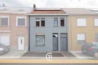 <p>Instapklare woning met aangename tuin in Kruisem.</p><p>U wordt verwelkomd in de gezellige leefruimte met aansluitend de open keuken, die in 2011 werd geplaatst. Op het gelijkvloers bevindt zich eveneens een praktische bergplaat en de badkamer met ligbad.</p><p>Op de eerste verdieping beschikt de woning over twee slaapkamers. Eén van deze kamers werd opgesplitst in twee afzonderlijke ruimtes, waardoor u hier naar eigen behoefte een dressing, bureau of zelfs een extra slaapkamer kunt creëren.</p><p>Daarnaast beschikt de woning over een zolder en kelder, ideaal als bijkomende opslagruimtes.</p><p>Ook buiten is het aangenaam vertoeven. Via het handige toegangspoortje naast de woning bereikt u rechtstreeks de tuin. Buitenshuis kan u genieten van het aangelegd terras en de verzorgde tuin.</p><p>Extra troef: De woning is uitgerust met zonnepanelen.</p><p>Bent u opzoek naar een instapklare woning met een aangename tuin in een rustige omgeving in Kruisem? Dan is dit pand helemaal wat u hoopt te vinden.<br />Aarzel niet en contacteer ons voor meer informatie en het inplannen van een bezoek. Tot snel!</p>