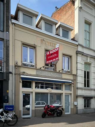 Op de aller beste locatie in Ekeren, tegenover de kerk in het hart van het centrum. Horecapand ca 140m², ideaal voor horeca, winkel of...