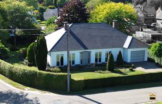 Prachtig gelegen villa met 3 slaapkamers en garage op mooi perceel van ca. 16 are.* GEEN RENOVATIEPLICHT (EPC: C)* ASBESTVEILIG Vlakbij het centrum...