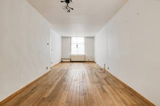 <p>Te koop: Woning in de Van Dyckstraat in Boom, gelegen in een rustige woonkern nabij scholen, openbaar vervoer en invalswegen.</p><p><br /></p><p>Deze woning uit 1936 biedt veel potentieel voor wie op zoek is naar een charmant pand om naar eigen smaak te moderniseren. De master bedroom onder het dak beschikt over een eigen badkamer, wat zorgt voor extra privacy en comfort. Daarnaast geniet u van een compacte maar gezellige buitenruimte van 17 m², ideaal voor een kleine tuin of terras.</p><p><br /></p><p>Belangrijkste ruimtes:<br />• Woonkamer met natuurlijke lichtinval en verbinding naar de keuken<br />• Ruime keuken met toegang tot de tuin<br />• Drie slaapkamers, waaronder een master bedroom met eigen badkamer<br />• Twee badkamers voor optimaal gebruiksgemak<br />• Kelder voor extra opslagruimte<br />• Tuin (17 m²) voor buitenplezier</p><p><br /></p><p>Troeven:<br />• Woning met veel potentieel<br />• Master bedroom onder het dak met eigen badkamer<br />• Buitenruimte</p><p><br /></p><p>Neem vandaag nog contact op met uw ERA-makelaar voor een bezoek.</p><p><br /></p><p>JOUW DROOMHUIS. ZO GEVONDEN!</p>