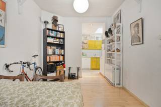 <p>Deze charmante rijwoning biedt een gezellige thuis met een warme uitstraling en praktische indeling. Gelegen in een rustige, doodlopende straat combineert deze woning een aangename woonomgeving met een centrale ligging nabij belangrijke invalswegen en voorzieningen.<br /><br /><strong>Indeling:</strong><br />Bij het betreden van de woning komt u in de inkomhal met vestiaire, die meteen toegang biedt tot de leefruimte. De woonkamer geniet van een aangename lichtinval en wordt extra gezellig gemaakt door het aanwezige houtkacheltje.</p>
<p>Aansluitend bevindt zich de volledig uitgeruste keuken met voldoende werk- en opbergruimte, vaatwasser, oven en een kookplaat. Achteraan vinden we een aparte toiletruimte met aansluiting voor wasmachine en droogkast.</p>
<p>Op de eerste verdieping bevindt zich een ruime slaapkamer en een badkamer, uitgerust met een ligbad, een aparte douchecabine en een enkele lavabo.</p>
<p>De tweede verdieping beschikt over twee zolderkamers die kunnen worden ingericht als extra slaapkamers, bureau of hobbyruimte.<br /><br /><strong>Buitenruimtes:</strong><br />De woning beschikt over een gezellig terras waar het aangenaam vertoeven is. Een leuke buitenruimte midden in de stad.<br /><br /><strong>Bijzonderheden:</strong><br />Gelegen in een doodlopende straat, ideaal en veilig voor kinderen.<br />Elektriciteit conform.<br />Kelder aanwezig.<br />Beschikbaar vanaf 15 december 2026.<br />EPC label E.<br />Gezellige leefruimte met houtkachel.<br /><br /><strong>Ligging:</strong><br />De woning is gelegen in een rustige straat met weinig passage. Dankzij de nabijheid van belangrijke invalswegen, winkels, scholen en openbaar vervoer geniet u hier van een uitstekende bereikbaarheid.<br /><br /><strong>Renovatieplicht:</strong><br />Deze woning valt onder de renovatieverplichting. Sinds 2023 moet een nieuwe eigenaar, opstalhouder of erfpachter binnen 6 jaar een woning met een slecht EPC-label energetisch renoveren tot minimaal label D.</p>