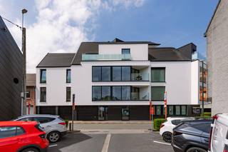 Dit aangename appartement bevindt zich op een uitstekende locatie in de Langepijpestraat 1 te Torhout, op wandelafstand van het gezellige stadscentrum.<br /><br />Dankzij de centrale ligging bevinden winkels, supermarkten, horeca en dagelijkse voorzieningen zich vlakbij. <br />Ook het openbaar vervoer en het station van Torhout zijn vlot bereikbaar.<br />De woning geniet bovendien van een goede verbinding naar omliggende gemeenten en belangrijke invalswegen. <br />Wie graag geniet van rust en natuur vindt in de omgeving verschillende wandel- en fietsmogelijkheden, waaronder het nabijgelegen Groenhovebos.<br /><br />Het appartement is gelegen op de eerste verdieping en biedt een bijzonder aangename woonervaring dankzij de ruime en lichtrijke leefruimte. <br />De grote raampartijen zorgen voor een overvloed aan natuurlijk licht en creëren een open en luchtig gevoel. Vanuit de leefruimte heeft u toegang tot het balkon.<br /><br />Aansluitend bevindt zich de moderne, open en volledig geïnstalleerde keuken. Deze beschikt over ingebouwde toestellen, voldoende kastruimte en een geïntegreerde koelkast, waardoor ze praktisch en stijlvol aansluit bij de leefruimte.<br /><br />Verder beschikt het appartement over 2 slaapkamers en een ruime badkamer voorzien van een comfortabele douche.<br />Op de gemeenschappelijke koer beneden is er bovendien een handige overdekte plaats voorzien waar u uw fiets of bromfiets veilig kan plaatsen.<br /><br />Troeven van dit appartement:<br />• EPC label A<br />• Centrale ligging in Torhout<br />• Gelegen op de eerste verdieping<br />• Ruime en lichtrijke leefruimte<br />• Grote raampartijen met veel natuurlijke lichtinval<br />• Balkon aanwezig<br />• Moderne open keuken met ingebouwde toestellen<br />• 2 slaapkamers<br />• Ruime badkamer met douche<br />• Overdekte fietsenstalling op gemeenschappelijke koer<br />• Nabij winkels, horeca en openbaar vervoer<br /><br />Voor meer informatie of een bezoek contacteer Eva via 0475/69.38.22 of eva@vicusvastgoed.be.
