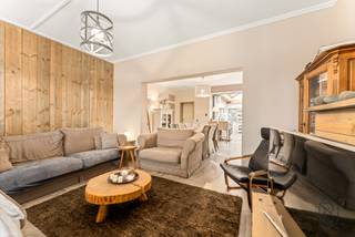 <p>Deze gerenoveerde woning is instapklaar en combineert modern comfort met een warme, huiselijke sfeer.</p>
<p>Indeling: Bij het binnenkomen vind je een inkomhal die toegang geeft tot de ruime leefruimte met een gezellige zithoek en eetruimte. De open, volledig geïnstalleerde keuken met lichtkoepel zorgt voor veel natuurlijke lichtinval en sluit aan op een praktische bijkeuken met badkamer. Op de verdieping bevinden zich drie slaapkamers en een zolder, ideaal als extra berging of hobbyruimte. Buiten zijn er twee staanplaatsen voor de deur en een aangename tuin waar het heerlijk vertoeven is.</p>
<p>Troeven: gerenoveerd, instapklaar, gunstig EPC (label C), parkeergelegenheid en tuin</p>
<p>Een ideale gezinswoning voor wie zonder zorgen wil verhuizen en genieten van modern wooncomfort in het hart van Aalbeke.</p>
<p>Bezoek na afspraak via feline@immobeguin.be</p>