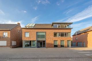 Duplexappartement met drie slaapkamers in centrum MerksplasToplocatie in centrum! l 3-4 slaapkamers l 204m² bewoonbaarBeschrijving:Ruim duplex...