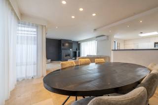 De woning is centraal gelegen vlakbij alle nodige winkels, scholen, het openbaar vervoer en de E17. Ook het prachtige natuurreservaat Groot...