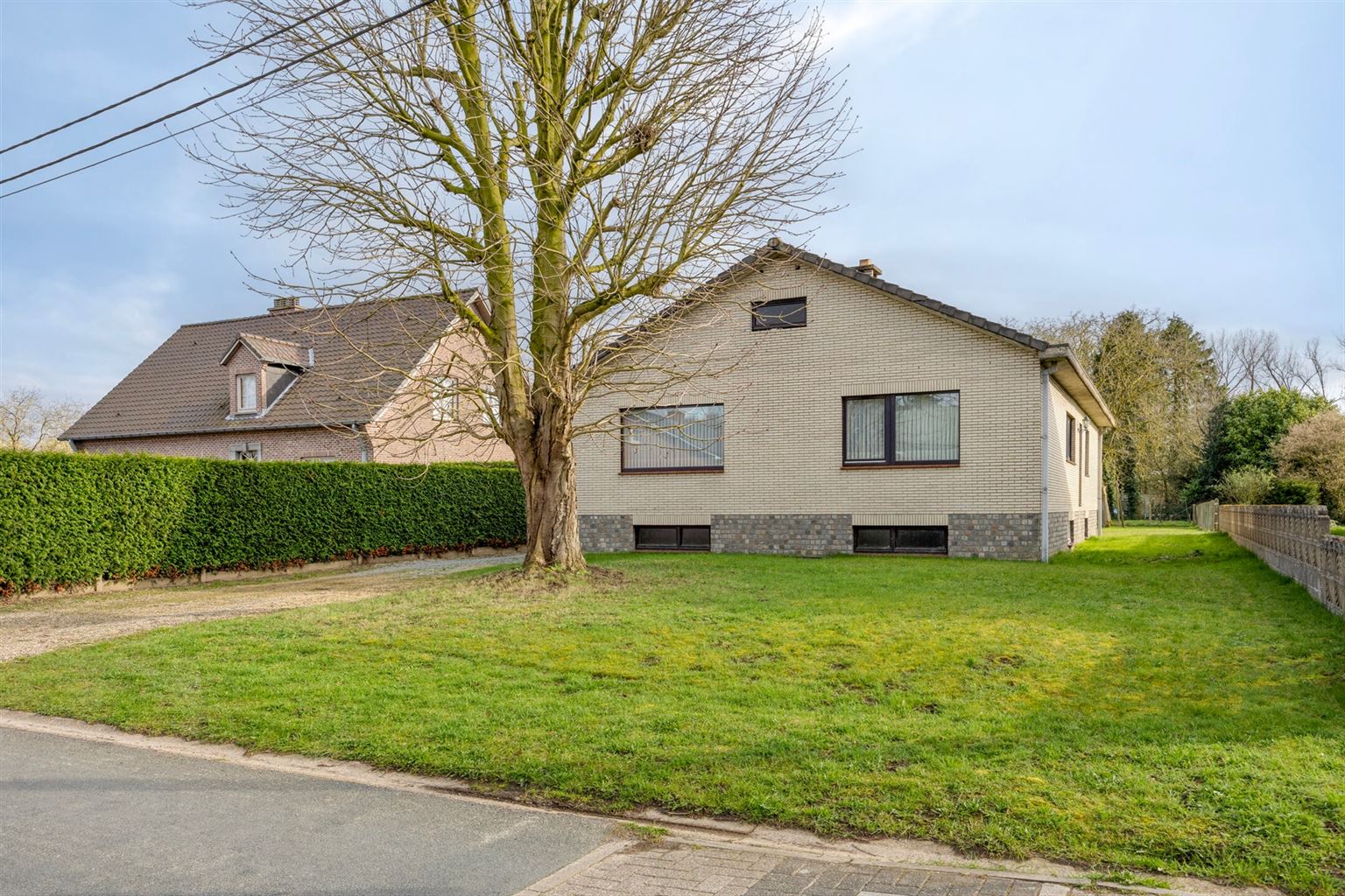 Vrijstaande woning op een uitzonderlijk perceel van 29a95ca met 4 slaapkamers en inpandige garage, gelegen op een rustige toplocatie nabij het centrum van Maaseik. - foto 1