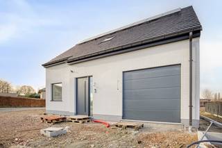 In een rustige, groene straat in Mazenzele, op een strategische locatie met vlotte verbinding naar Asse, Brussel en Dendermonde, wordt deze stijlvolle en energiezuinige nieuwbouwwoning gebouwd op een perceel van 554 m². Dankzij de nabijheid van winkels, scholen, openbaar vervoer en de fietssnelweg richting Brussel, geniet je hier van rust en bereikbaarheid. <br /><br />Met 245 m² bewoonbare oppervlakte is deze gezinswoning ruim en praktisch ingedeeld. Het gelijkvloers omvat een inkomhal met vestiaire en toilet, een royale leefruimte met open keuken, een berging en een inpandige garage. Grote raampartijen zorgen voor veel lichtinval en geven toegang tot de tuin. <br /><br />Op de eerste verdieping zijn er vier ruime slaapkamers, een badkamer met ligbad en inloopdouche, een tweede badkamer met douche en een apart toilet. De zolder biedt 40 m² geïsoleerde opbergruimte. <br /><br />Met een warmtepomp, vloerverwarming, ventilatiesysteem D en zonnepanelen heeft de woning een uitzonderlijk laag E-peil < 20. <br /><br />Als koper kies je de afwerking volledig zelf. Bezoek onze inspiratiewoning en ontdek de mogelijkheden!<br />Bestuursmaatregelen in het maatregelenregister: in aanvraag.<br /><br />Inbegrepen: een maatwerkkeuken van Van Houtven, kosteloos geleverd en geplaatst, met een waarde van €8.500 inclusief btw.<br /><br />Benieuwd? Kom een kijkje nemen op zondag 26 april tijdens Nieuwbouwzondag en laat je inspireren.