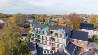 Jong appartement (jaar einde opbouw: 2006) helemaal bovenaan in Residentie "Lentezon"; Private inrit, afgesloten met geautomatiseerde sectionale...