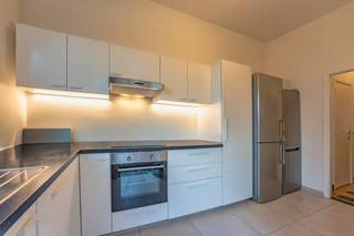 Deze ruime, instapklare woning is gelegen pal in het centrum van Stabroek. Winkels, scholen en het openbaar vervoer kan u allemaal terugvinden op wandelafstand. U komt de woning binnen via de inkomhal, die meteen toegang verleent tot de ruime en lichte woonkamer. Verder heeft u op het gelijkvloers nog een gezellige keuken en apart toilet. Op de eerste verdieping beschikt de woning over 3 slaapkamers en een badkamer. Via het luik in de nachthal bereikt u de ruime zolder, die perfect omgebouwd kan worden tot een 4de slaapkamer. Verder is er nog een praktische kelderberging aanwezig, waarin u heel wat materiaal kan stockeren. Het perceel heeft een totale oppervlakte van 190m². De noordwest georiënteerde tuin is een heerlijk plekje om van de buitenlucht te genieten. De woning beschikt over een garage, dewelke makkelijk te bereiken is via de zij-ingang van de woning. 