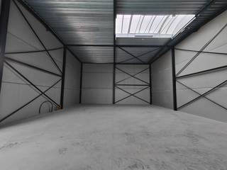 Fantastisch gelegen <strong>nieuwbouw KMO-unit van 262 m²</strong> te huur op bedrijventerrein Rodenbach Zuid nabij de Zwartegatstraat te Oostkamp.<br /><br />De loods met een vrije hoogte van minstens 6 meter is toegankelijk via een automatische sectionale poort (4,20 m H x 4,85 m B) met aparte toegangsdeur met glaspartij, 2 parkings en voldoenderuimte voor de poort.<br /><br />Verder is de opslagruimte voorzien van een polybetonvloer, lichtstraat met rookkoepel.<br /><br />Ruime parkeer en manoeuvreerruimte op de site.<br />Databekabeling, water en elektriciteit zijn aanwezig. <br /><br />Onmiddellijk beschikbaar.<br /><br />Aarzel niet en contacteer <strong>PANORAMA B2B</strong> voor bijkomende inlichtingen, plannen of een vrijblijvend plaatsbezoek <strong>0477 06 06 06</strong>.