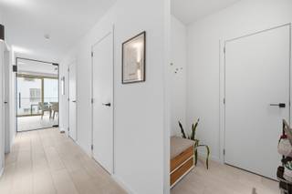 Dit lichtrijke appartement bevindt zich op de eerste verdieping van Residentie Roots. Het werd opgeleverd in 2022 en afgewerkt met hoogwaardige materialen. Dankzij de centrale ligging bevinden winkels, het station, sport- en ontspanningsmogelijkheden zich op wandelafstand, waardoor u geniet van een uitstekende bereikbaarheid.<br /><br />Het appartement biedt een aangename leefruimte met open keuken, een slaapkamer die eenvoudig kan worden opgesplitst in twee kamers, een stijlvolle badkamer met dubbele lavabo en inloopdouche, een aparte wasruimte en een extra gastentoilet. Vanuit de leefruimte heb je bovendien toegang tot het zuidgerichte terras. <br /><br />Dankzij het EPC-label A geniet u van energiezuinig wooncomfort. Bij het appartement horen bovendien twee ondergrondse autostaanplaatsen en een ruime kelderberging. Daarnaast beschikt de residentie over een gemeenschappelijke fietsenstalling, een centrale waterverzachter en een gemeenschappelijk afvalsysteem, zodat u zich geen zorgen hoeft te maken over de afvalophaling. <br /><br />Het appartement is beschikbaar twee weken na het verlijden van de authentieke akte. <br /><br />Schrijf je in voor onze bezoekdag op vrijdag 07/08 of zaterdag 08/08 via www.polares.eu of neem contact op via marijke@polares.eu voor meer info!