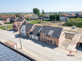 Unieke nieuwbouwwoningen of gronden op een landelijke ligging gelegen te Staden.<br />Perfect als eigen bewoning of investering.<br />Prijs vanaf 154.872,50 euro voor de gronden en 342.500 euro voor de woningen.<br /><br />De woningen bestaan uit:<br />Gelijkvloers: inkomhal - gastentoilet - trap naar boven- woonkamer - open keuken met aansluitende berging- zonnige tuin - inclusief carport ( exclusief voor lot 3 en 4) <br />Vraag hier over de mogelijkheden.<br /><br />Verdieping: drie slaapkamers - ingerichte badkamer met meubel en bad/douche apart toilet - toegang tot zolder met zoldertrap.<br /><br />De woning wordt afgewerkt volgens het standaard voorziene lastenboek.<br /><br />Wenst u meer info over deze prachtige nieuwbouwwoning? thijs@grouptrybou.be