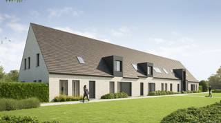 Lot 26 is een stijlvolle gesloten woning waar comfort, rust en ruimte centraal staan. Dankzij de slimme indeling en 3 volwaardige slaapkamers is deze woning perfect voor gezinnen of koppels. Er is bovendien een praktische buitenberging, 1 autostaanplaats en voldoende ruimte voor fietsen.
De ligging in het hart van Menen combineert het beste van twee werelden: rustig wonen in een centrale omgeving, met alle voorzieningen vlakbij. Historische charme en hedendaags wooncomfort gaan hier mooi samen, terwijl je geniet van een vlotte verbinding naar Kortrijk en Ieper.
De woning wordt volledig afgewerkt aangeboden, inclusief keuken, badkamer en vloeren. Voor de materialen en afwerking krijg je zelf de keuze, zodat je jouw woning volledig naar eigen smaak kan inrichten.
Ook op energetisch vlak scoort deze woning uitstekend. Met een warmtepomp, vloerverwarming en zonnepanelen woon je niet alleen comfortabel, maar ook bijzonder energiezuinig. Dankzij het E-peil van 10 ben je helemaal klaar voor de toekomst.
Interesse in deze woning? Neem gerust contact op met onze bouwadviseur of vraag vrijblijvend de projectbrochure aan.