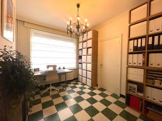 Wervik - Zeer ruime woning met authentieke elementen in het centrum van Wervik te koop.Indeling van de woning:Via de inkomhal bereikt u enerzijds de...