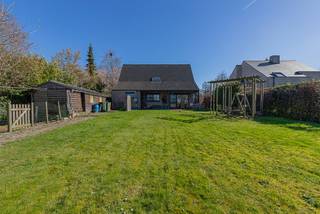 EERSTE BEZOEKMOMENT ZONDAG 15/3 VAN 10u TOT 14u (ENKEL OP AFSPRAAK !!)Deze perfect onderhouden 4-gevelwoning in fermettestijl is ideaal gelegen op de...