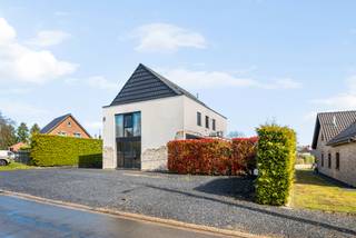 Deze uitzonderlijk ruime villa op een perceel van 1255 m² in Genk combineert wooncomfort, professionele mogelijkheden en een hoogwaardige...