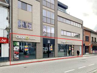 Instapklaar commercieel gelijkvloers, gelegen op een toplocatie te Aalst op de Houtmarkt op een uiterst zichtbare locatie (voorheen '...