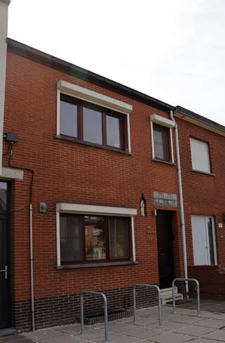 Rijwoning met 3 slaapkamers, polyvalent bijgebouw en tuin te Hove<br /><br />eerste kijkdag 25 juli 2026 op afspraak<br /><br />Deze ééngezinswoning, gebouwd in 1940, is gelegen in een rustige wijk in Hove. De woning beschikt over een bewoonbare oppervlakte van 135 m² en staat op een perceel van 273 m².<br />Op het gelijkvloers bevinden zich een inkomhal, een leefruimte, een keuken, een badkamer met toilet en een kelder.<br /><br />De eerste verdieping omvat twee slaapkamers van respectievelijk 13 m² en 17 m². De ingerichte zolderverdieping doet dienst als derde slaapkamer en heeft een oppervlakte van 17 m².<br /><br />De oost gerichte tuin vormt een aangename buitenruimte. Achteraan bevindt zich een polyvalent bijgebouw van <br />27 m², uitgerust met centrale verwarming, airconditioning, internetaansluiting en een afzonderlijk toilet. Deze ruimte is onder meer geschikt als bureau-, praktijk- of hobbyruimte.<br />Daarnaast is er een tuinhuis van 6 m² aanwezig.<br />De tuin is ook rechtstreeks bereikbaar via een gedeelde doorgang naast de woning. Deze doorgang mag worden gebruikt door de eigenaars van beide aanpalende woningen.<br />Voor de woning is voldoende ruimte voorzien om fietsen te stallen.<br /><br />Eerste kijkdag: zaterdag 25 juli 2026 op afspraak<br />Voor meer informatie of voor het inplannen van een bezoek kunt u vrijblijvend contact opnemen via:<br />0495 13 18 32<br />Geen immo aub<br /><br />indeling en kenmerken:<br />- bewoonbare oppervlakte 135m²<br />- perceeloppervlakte 273m²<br />- bouwjaar 1940<br />- 3 slaapkamers<br />- kelder<br />- oost gerichte tuin<br />- tuinhuis<br />- gedeelde doorgang naar de tuin<br />- badkamer op gelijkvloers (2012)<br />- centrale verwarming (2012)<br />- airconditioning (gelijkvloers, 1e verdiep, zolder en bijgebouw)<br />- mogelijkheid om fietsen voor de woning te stallen<br />- EPC label D<br />- elektriciteitsattest conform<br /><br /><br />